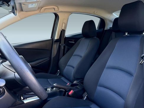 Used 2019 Toyota Yaris LE image 5