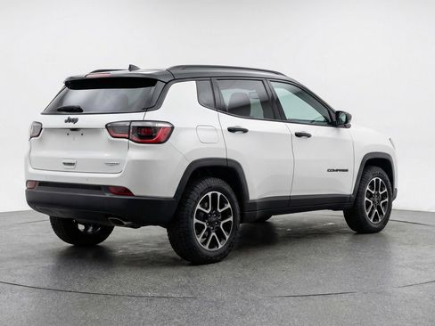 Used 2025 Jeep Compass Trailhawk AWD/4WD image 9