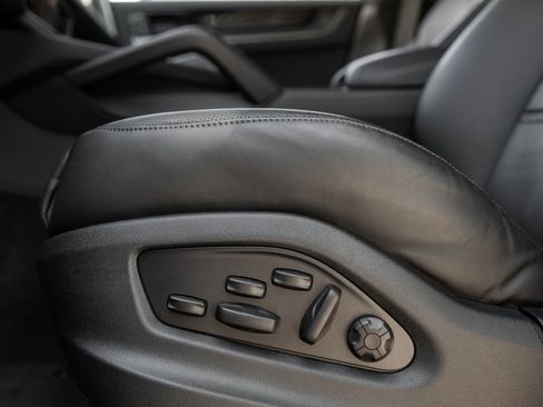 Used 2025 Porsche Cayenne Turbo image 23