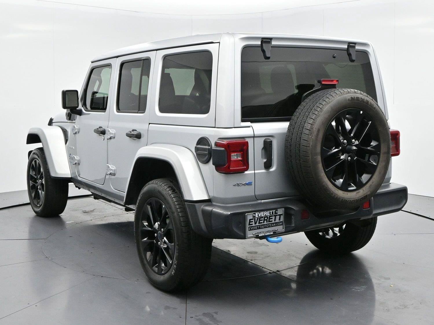 Used 2024 Jeep Wrangler Unlimited Sahara w/ Technology Group AWD/4WD image 5