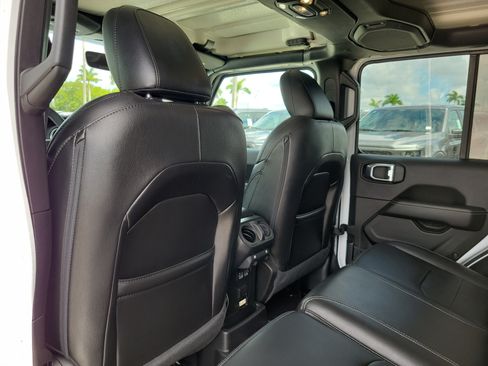Used 2023 Jeep Wrangler Unlimited Sahara AWD/4WD image 13