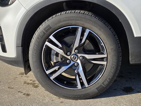 Used 2024 Volvo XC40 B5 Core image 18