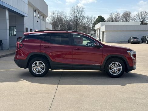 Used 2024 GMC Terrain SLE w/ Driver Convenience Package image 2