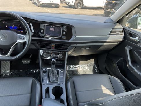Used 2024 Volkswagen Jetta SE FWD image 17