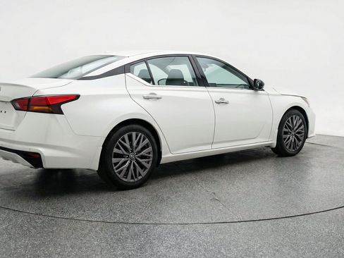Used 2025 Nissan Altima 2.5 SV FWD image 9