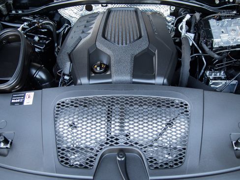 Certified 2026 Porsche Macan AWD/4WD image 28