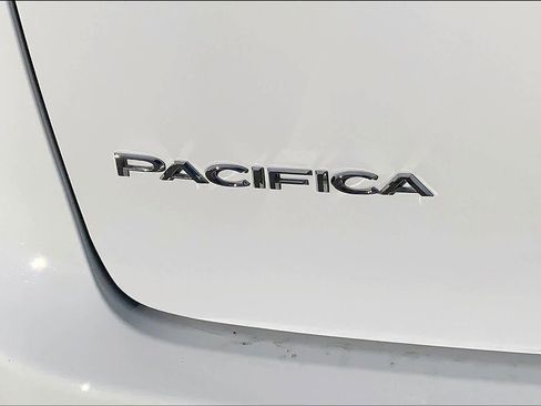 Used 2025 Chrysler Pacifica Select image 32