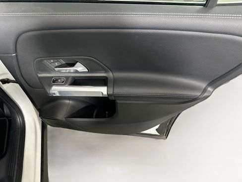 Used 2025 Mercedes-Benz GLB 250 4MATIC image 29