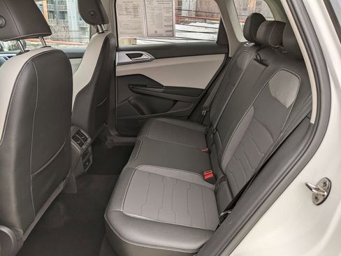 Certified 2025 Volkswagen Taos SE image 22