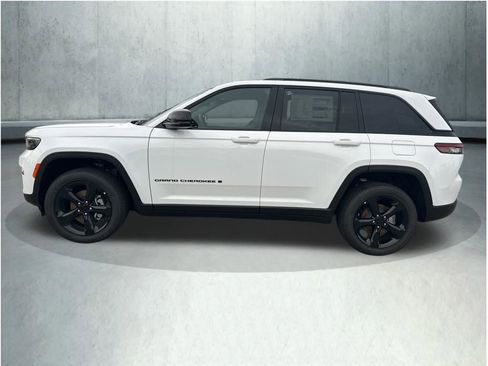 New 2025 Jeep Grand Cherokee Altitude image 2