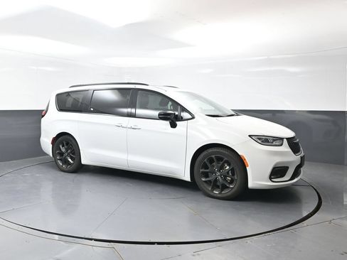 Used 2025 Chrysler Pacifica Limited FWD image 5