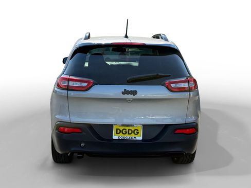 Used 2016 Jeep Cherokee Sport FWD image 4