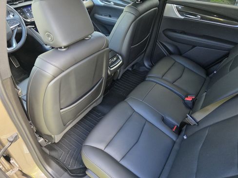 Used 2023 Cadillac XT6 Sport w/ Technology Package AWD/4WD image 14