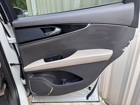 Used 2022 Lincoln Nautilus FWD w/ Premium Package image 22