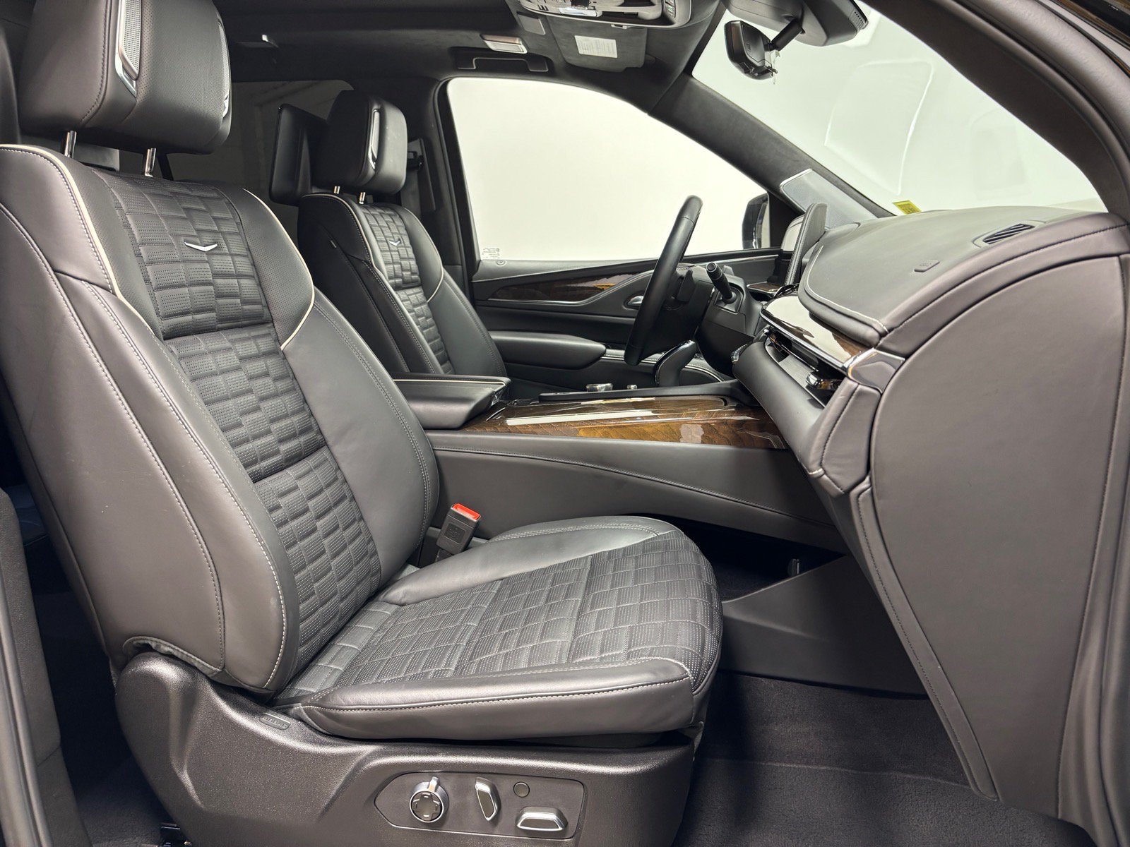 Used 2023 Cadillac Escalade Sport Platinum w/ LPO, ONYX Package AWD/4WD image 31