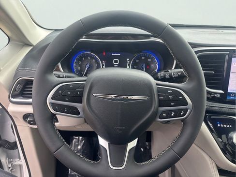 Used 2024 Chrysler Pacifica Limited FWD image 11