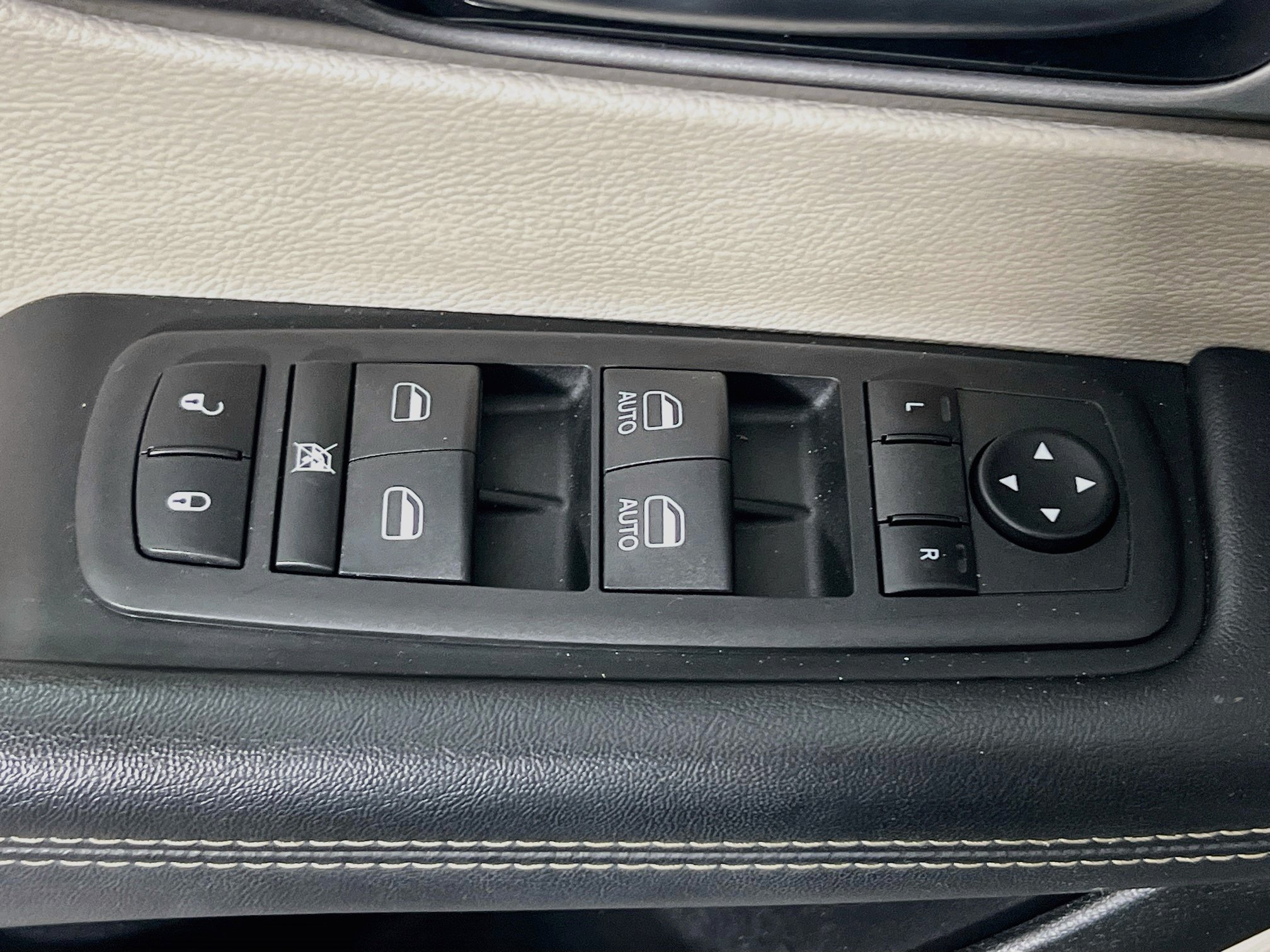 Used 2023 Chrysler Pacifica Touring-L FWD image 16
