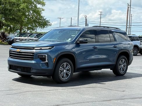 Used 2025 Chevrolet Traverse LT FWD image 8