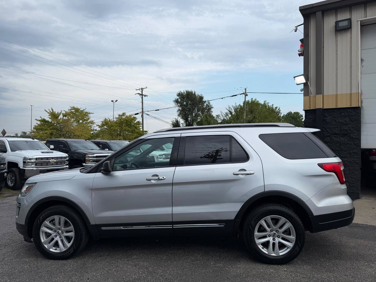 Used 2019 Ford Explorer XLT AWD/4WD image 2