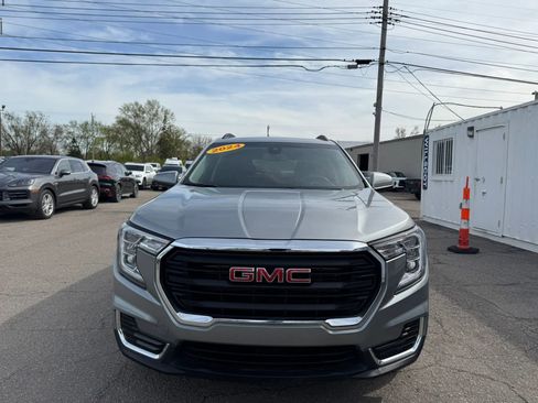 Used 2024 GMC Terrain SLE w/ Driver Convenience Package image 2