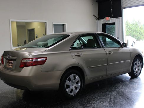 Used 2009 Toyota Camry LE FWD image 3