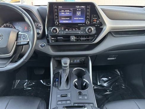 Certified 2022 Toyota Highlander XLE image 2