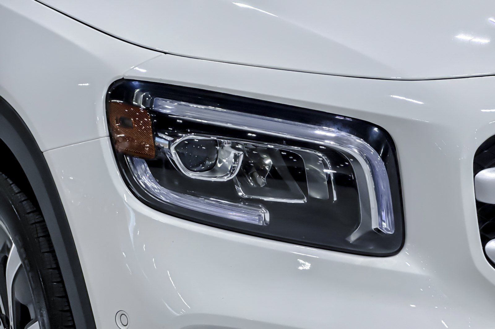 Used 2023 Mercedes-Benz GLB 250 w/ Premium Package image 12