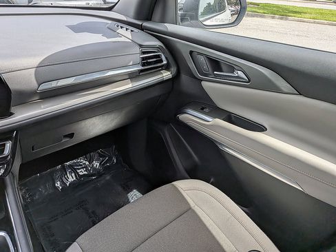 Certified 2025 Chevrolet Traverse LT FWD image 16