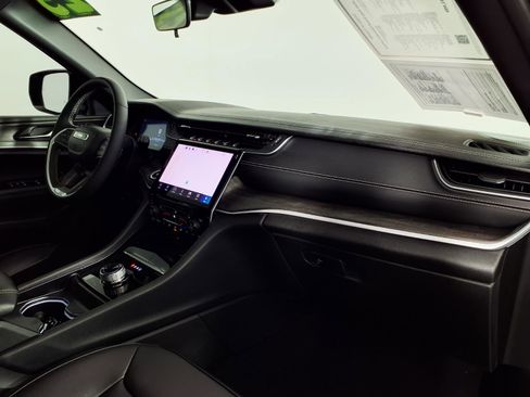 Used 2025 Jeep Grand Cherokee Limited w/ Black Appearance Package image 9