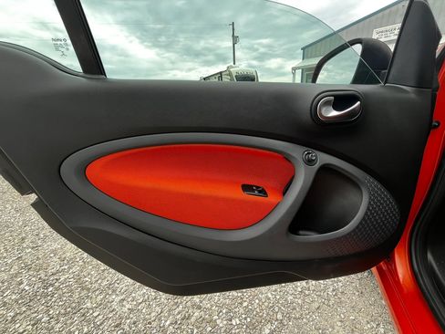 Used 2016 smart fortwo passion RWD image 11