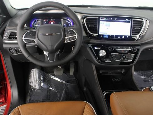 Used 2025 Chrysler Pacifica Pinnacle image 12