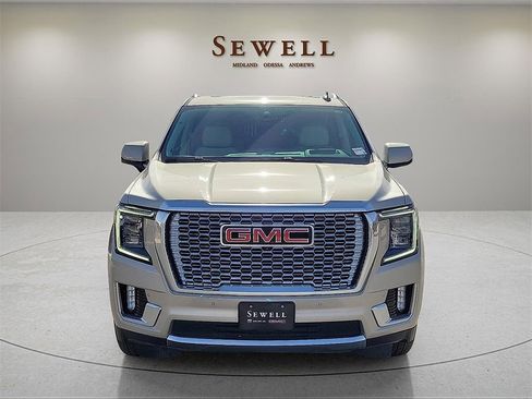 Used 2022 GMC Yukon Denali w/ Denali Premium Package image 8