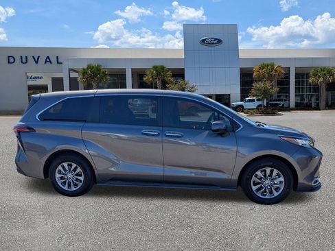 Used 2022 Toyota Sienna XLE image 3