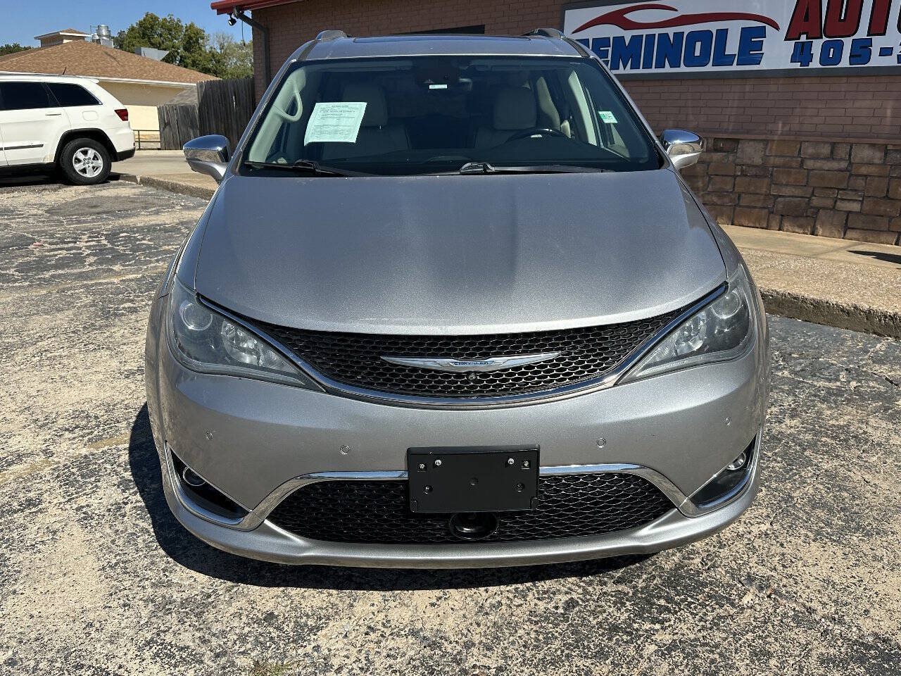 Used 2017 Chrysler Pacifica Limited w/ Advanced Safetytec Group FWD image 3
