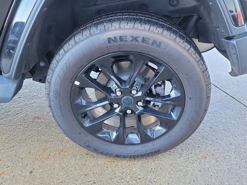 Used 2025 Jeep Wrangler Unlimited Sahara image 5