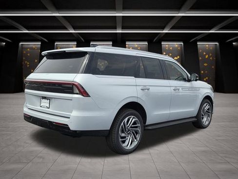 New 2026 Lincoln Navigator Premiere AWD/4WD image 2