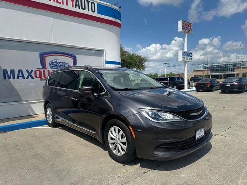 Used 2019 Chrysler Pacifica Touring-L FWD image 12