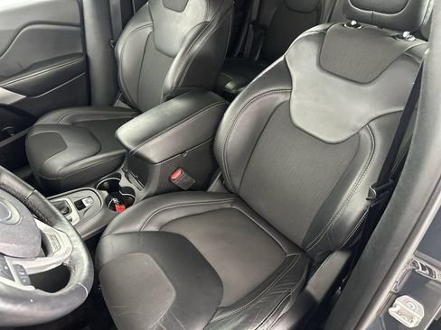 Used 2018 Jeep Cherokee Latitude Plus w/ Cold Weather Group AWD/4WD image 21