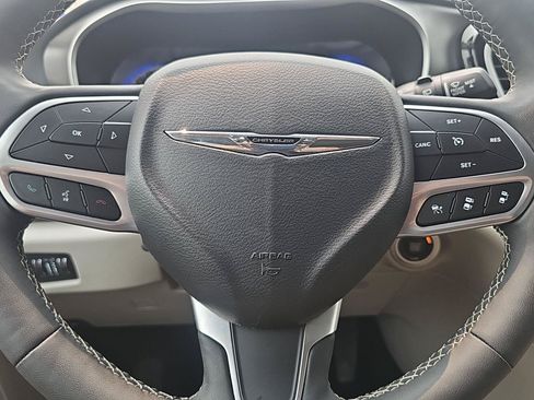 Used 2024 Chrysler Pacifica Touring-L FWD image 16