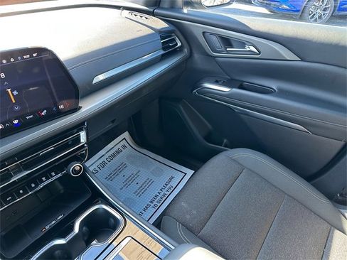 Used 2024 Chevrolet Traverse LT image 29