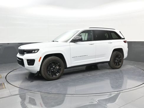 Used 2024 Jeep Grand Cherokee Altitude AWD/4WD image 4