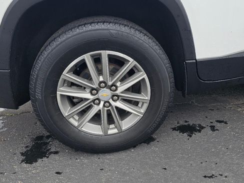 Used 2023 Chevrolet Traverse LT FWD image 7