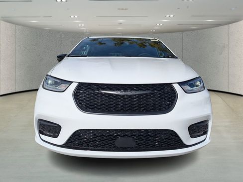 New 2026 Chrysler Pacifica Select w/ S Appearance Package image 2