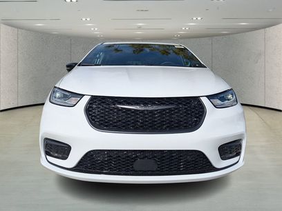 New 2026 Chrysler Pacifica Select w/ S Appearance Package