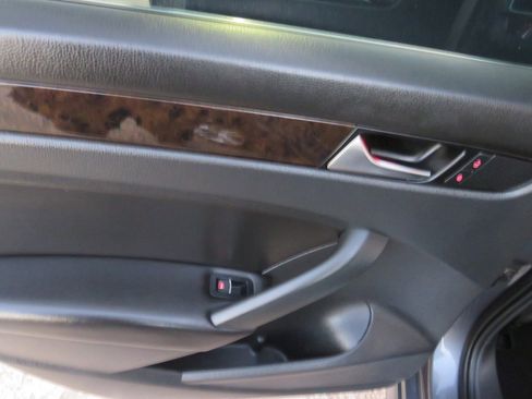 Used 2014 Volkswagen Passat TDI SEL Premium image 29