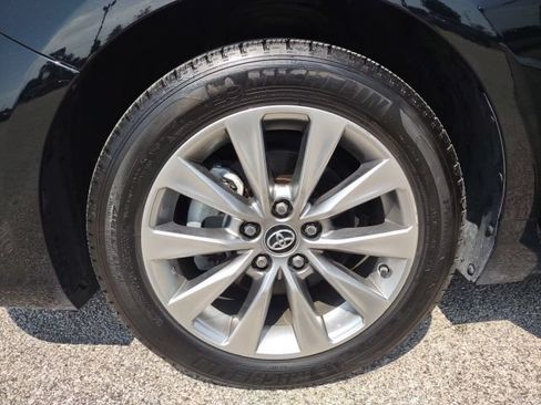 Used 2017 Toyota Camry XLE w/ Moonroof Package FWD image 28