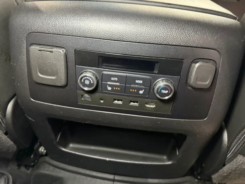 Used 2019 Chevrolet Suburban Premier image 16