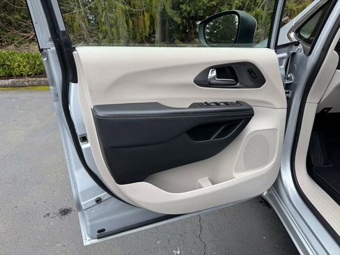 Used 2023 Chrysler Pacifica Touring-L image 4