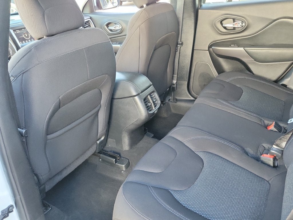 Used 2020 Jeep Cherokee Latitude FWD image 14