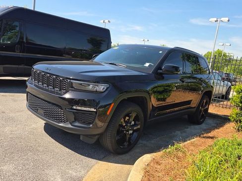 Used 2025 Jeep Grand Cherokee Limited w/ Black Appearance Package image 3